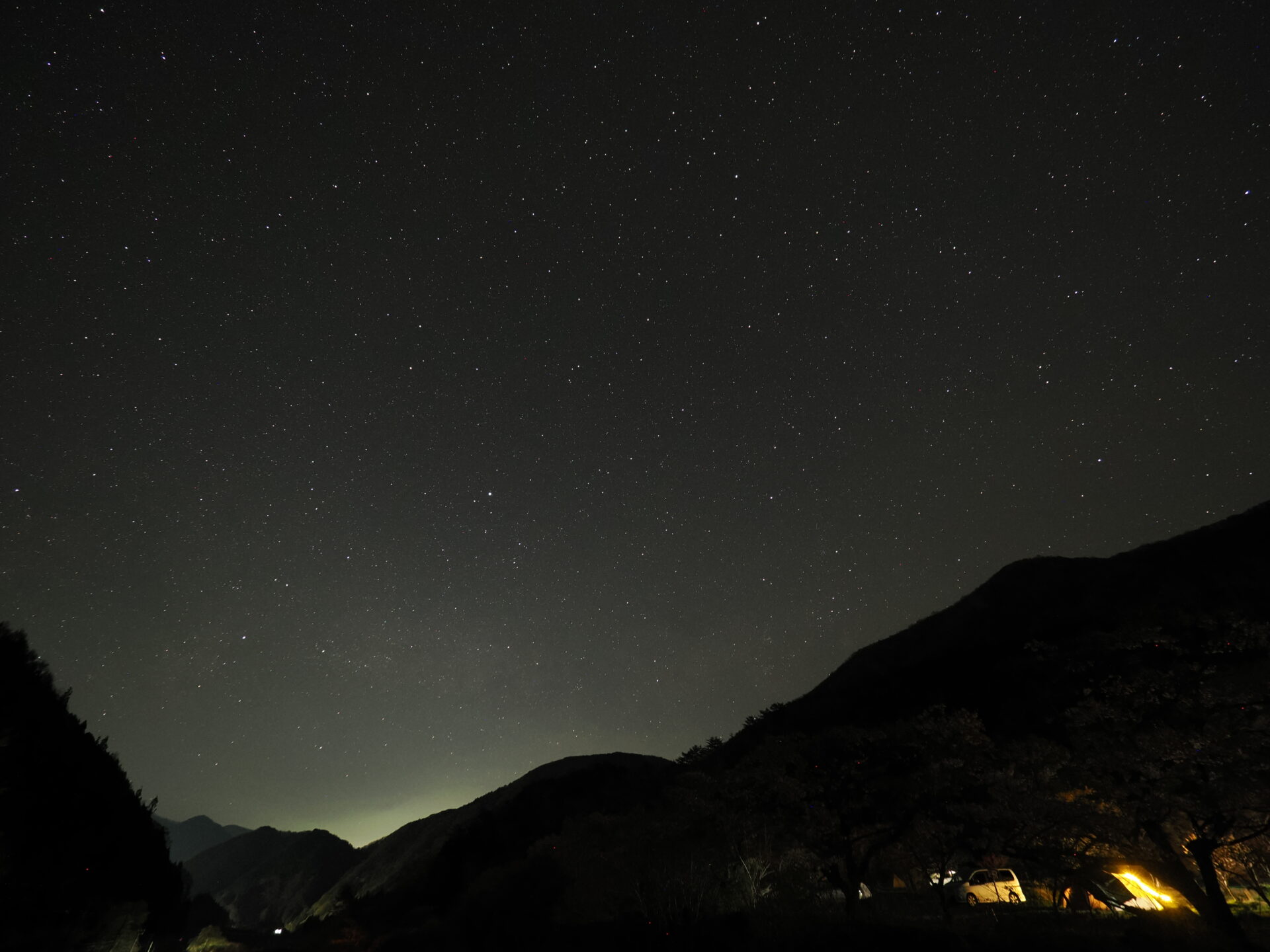 天魚パークランドのキャンプサイトと夜空に輝く星々